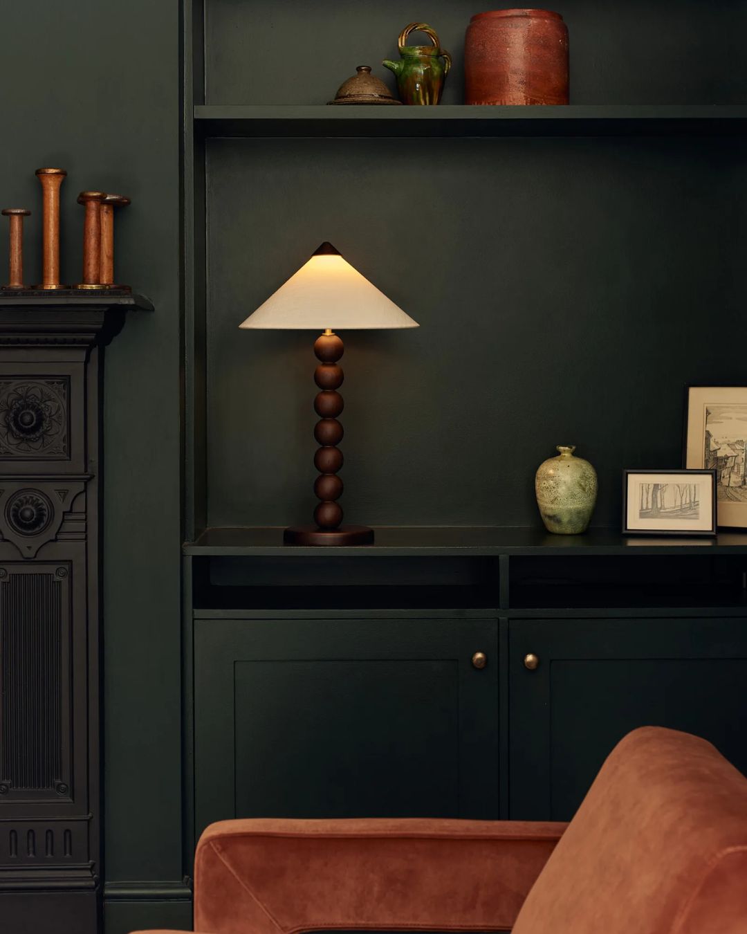 Archie stalinis šviestuvas – bazė iš dūminio ąžuolo, konusinis tekstilinis gaubtas su mediniu dangteliu