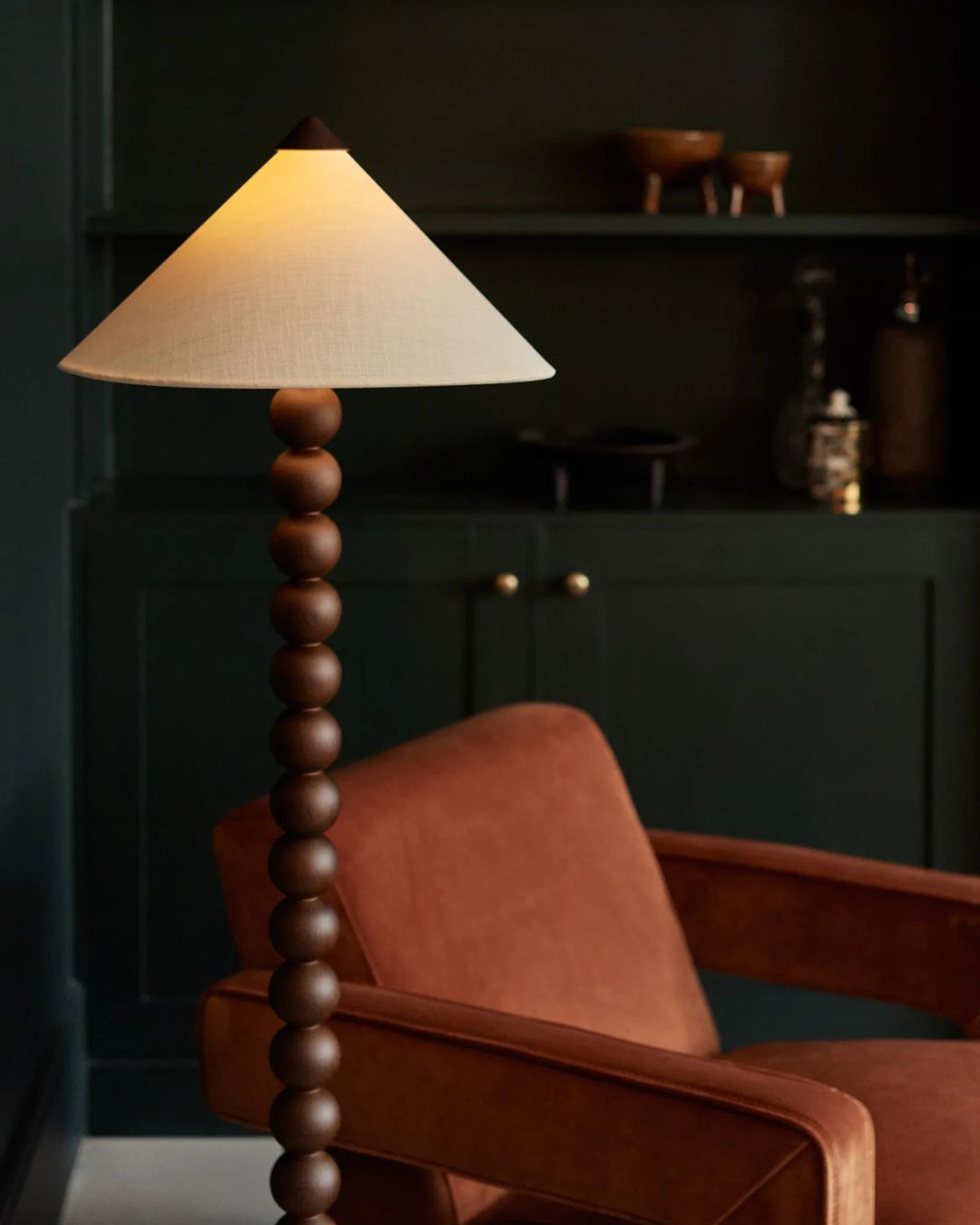 Archie pastatomas šviestuvas – dūminto ąžuolo bazė ir tekstilinis gaubtas