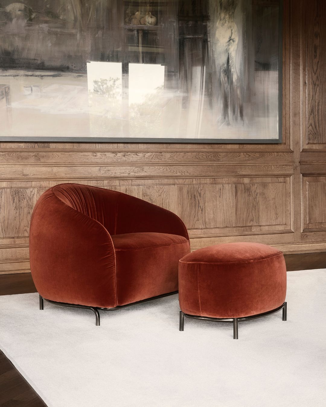 Nest fotelis iš Nicoline – apvalių, apgaubiančių formų, su žemu atlošu ir metalinėmis kojelėmis