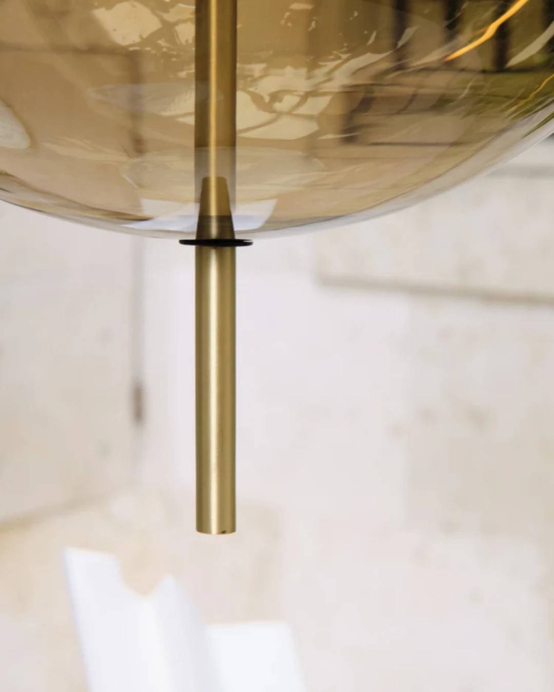 Burbulo formos pakabinamas šviestuvas su dūminto stiklo gaubtu