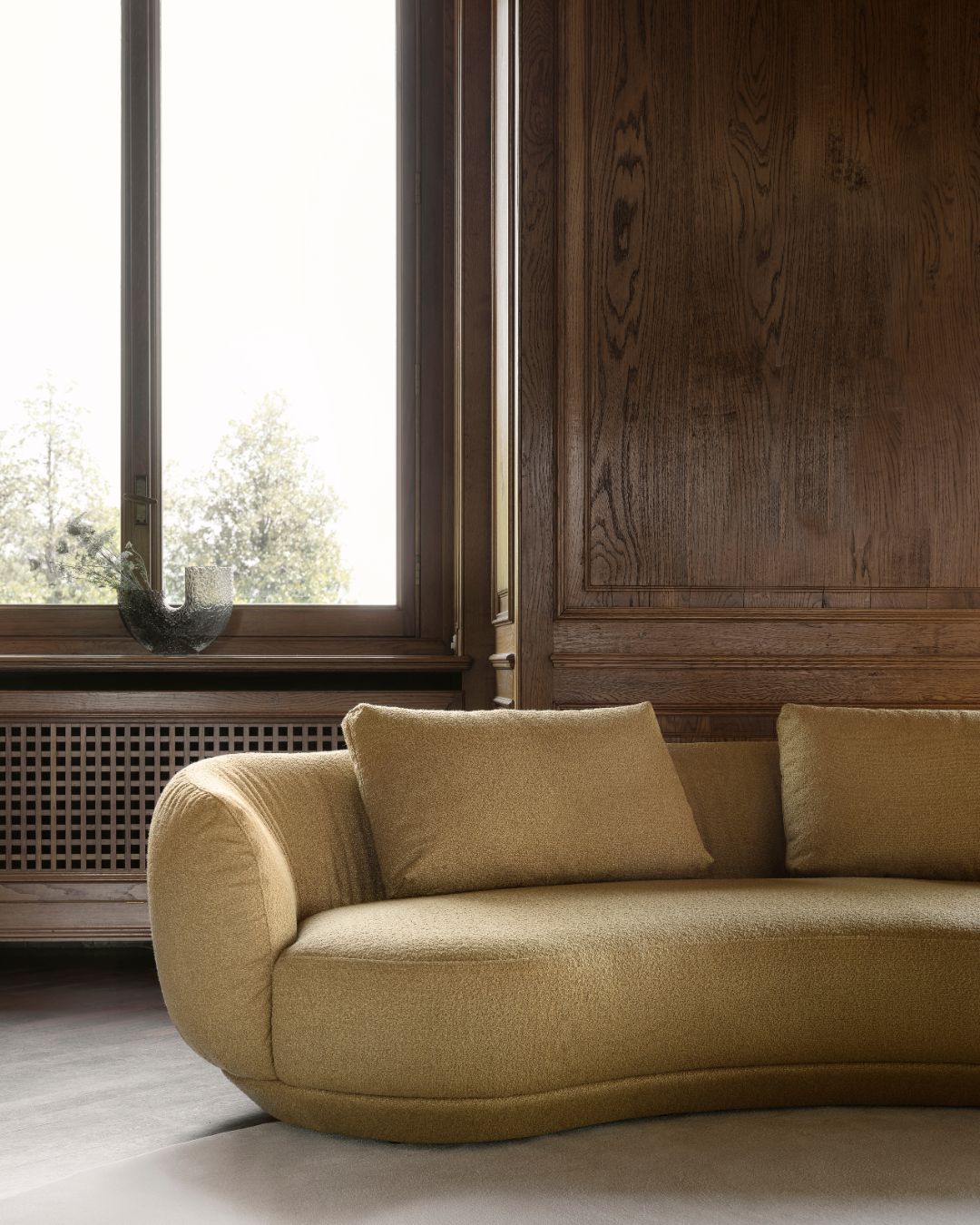 Lenktų fornų itališka sofa su pranbangiu audiniu