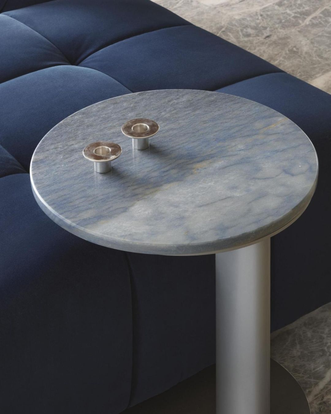 Pristumiamas šoninis staliukas apvaliu stalviršiu ir plienine baze