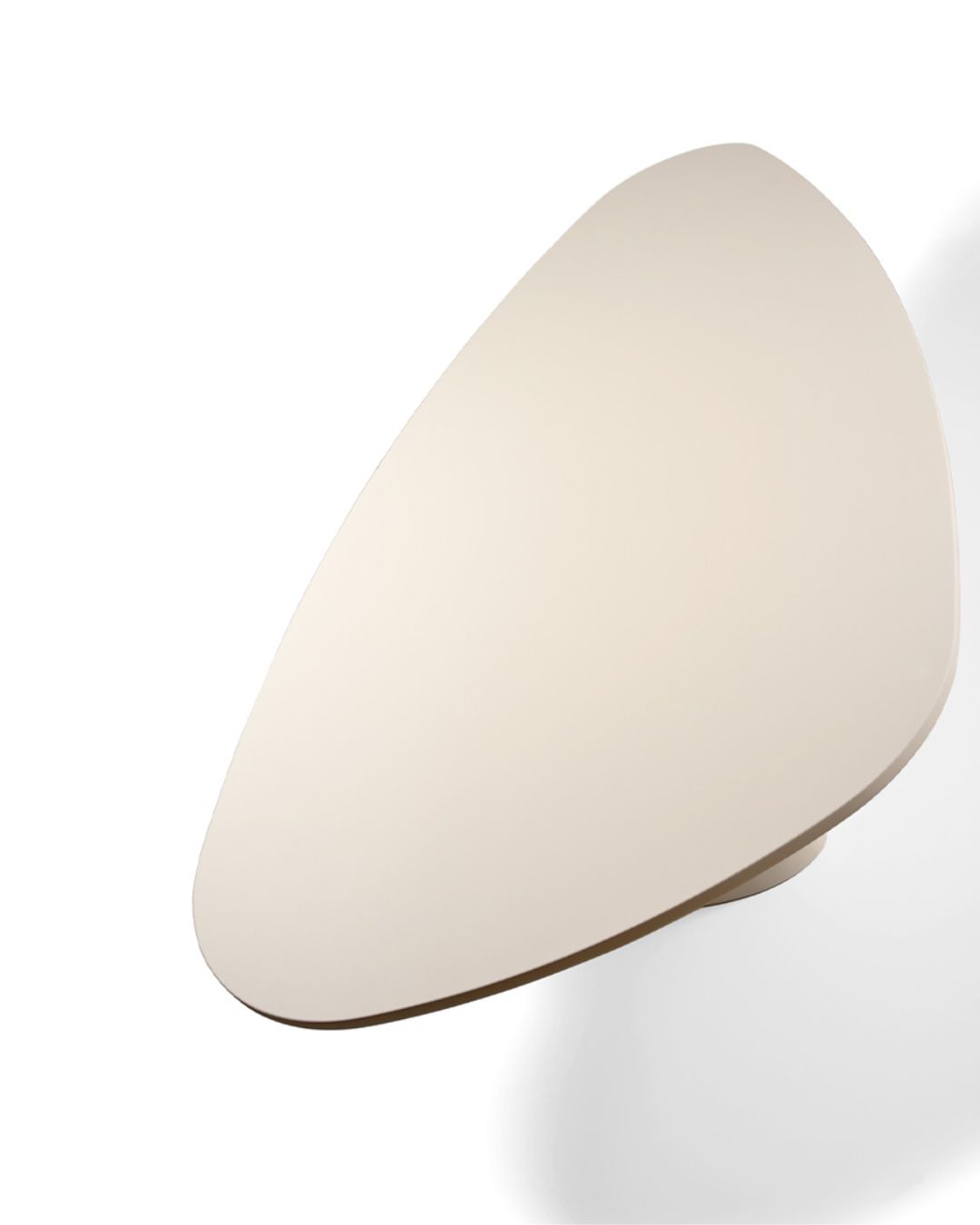 Šviesus valgomojo stalas iš mikrocemento