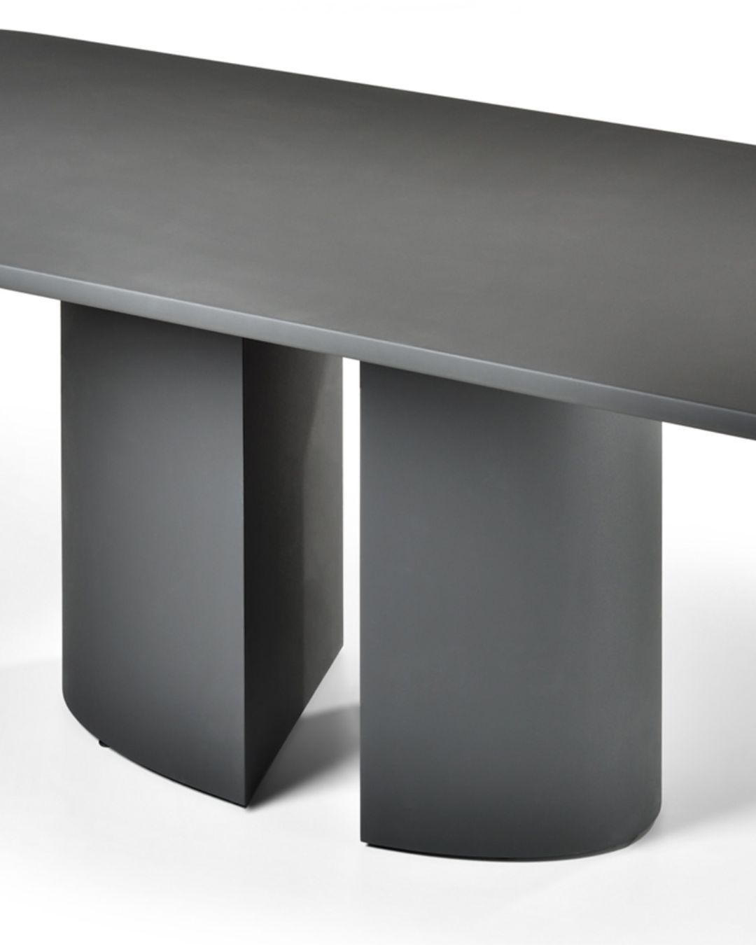 Juodos spalvos valgomojo stalas iš mikrocemento