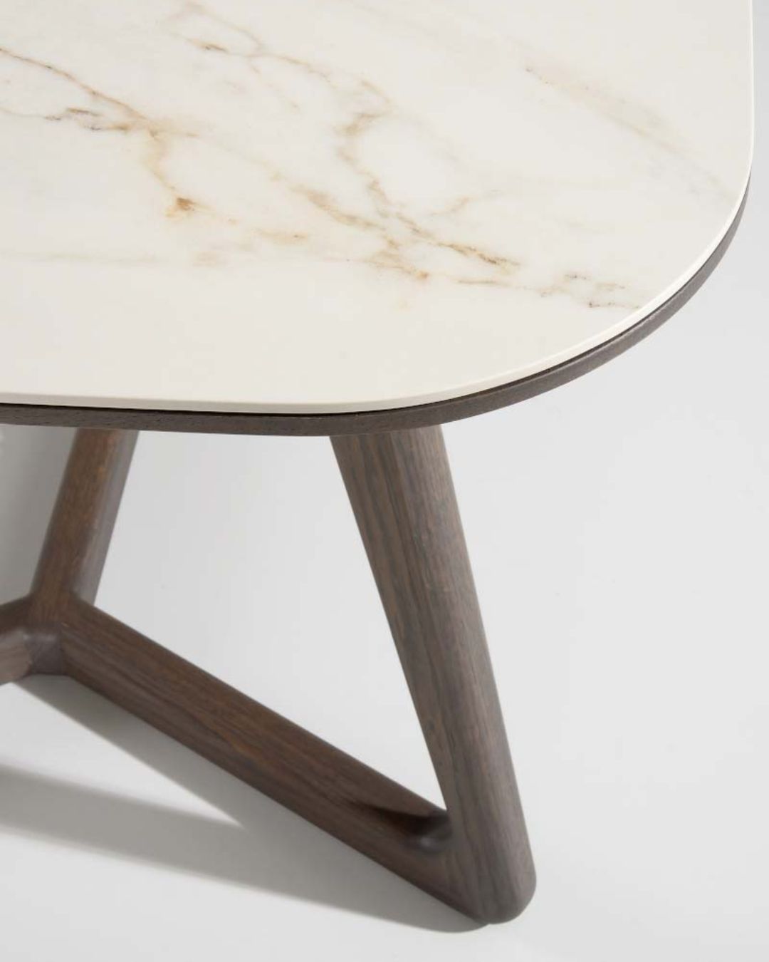 Stačiakampio formos valgomojo stalas su keramikos stalviršiu - nuotrauka iš arti