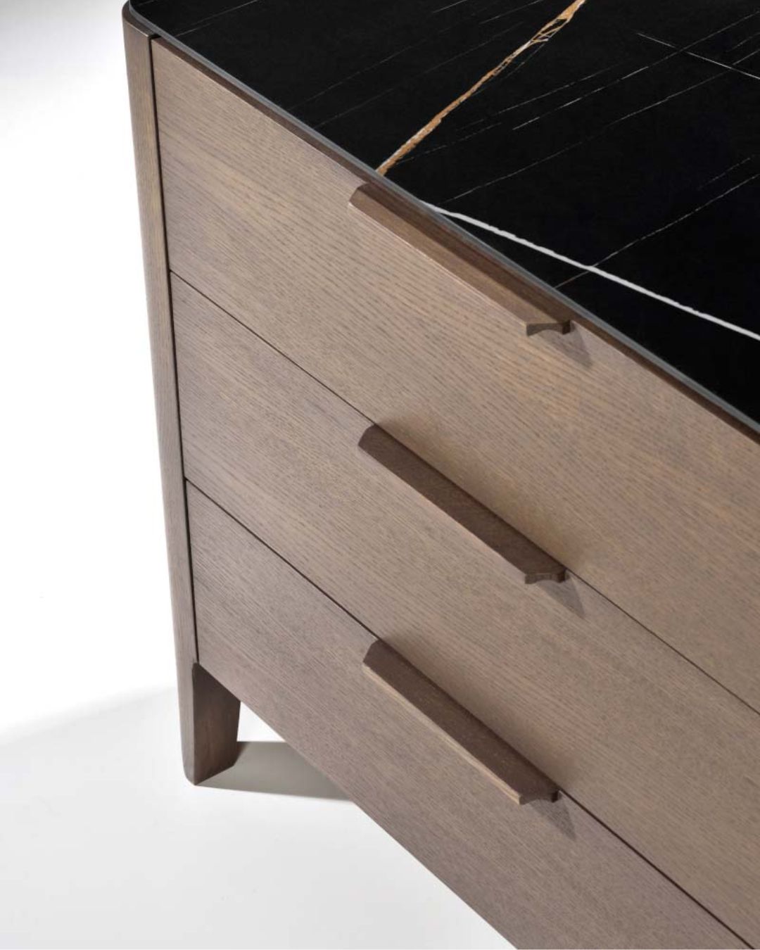 Klasikinio stiliaus komoda iš medžio su spintelėmis ir stalčiais. Stalviršis - juoda keramika