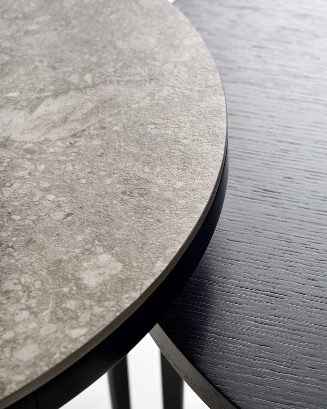 Minimalistinio dizaino kavos staliukai su aukštomis metalinėmis kojelėmis ir apvaliu stalviršiu