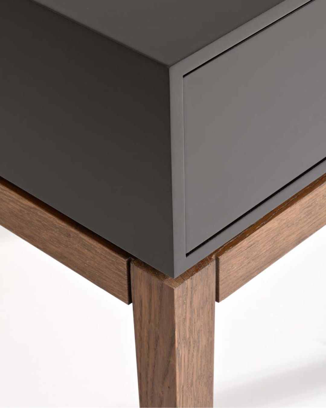 Klasikinio dizaino konsolė su medinėmis kojelėmis ir tamsia apdaila