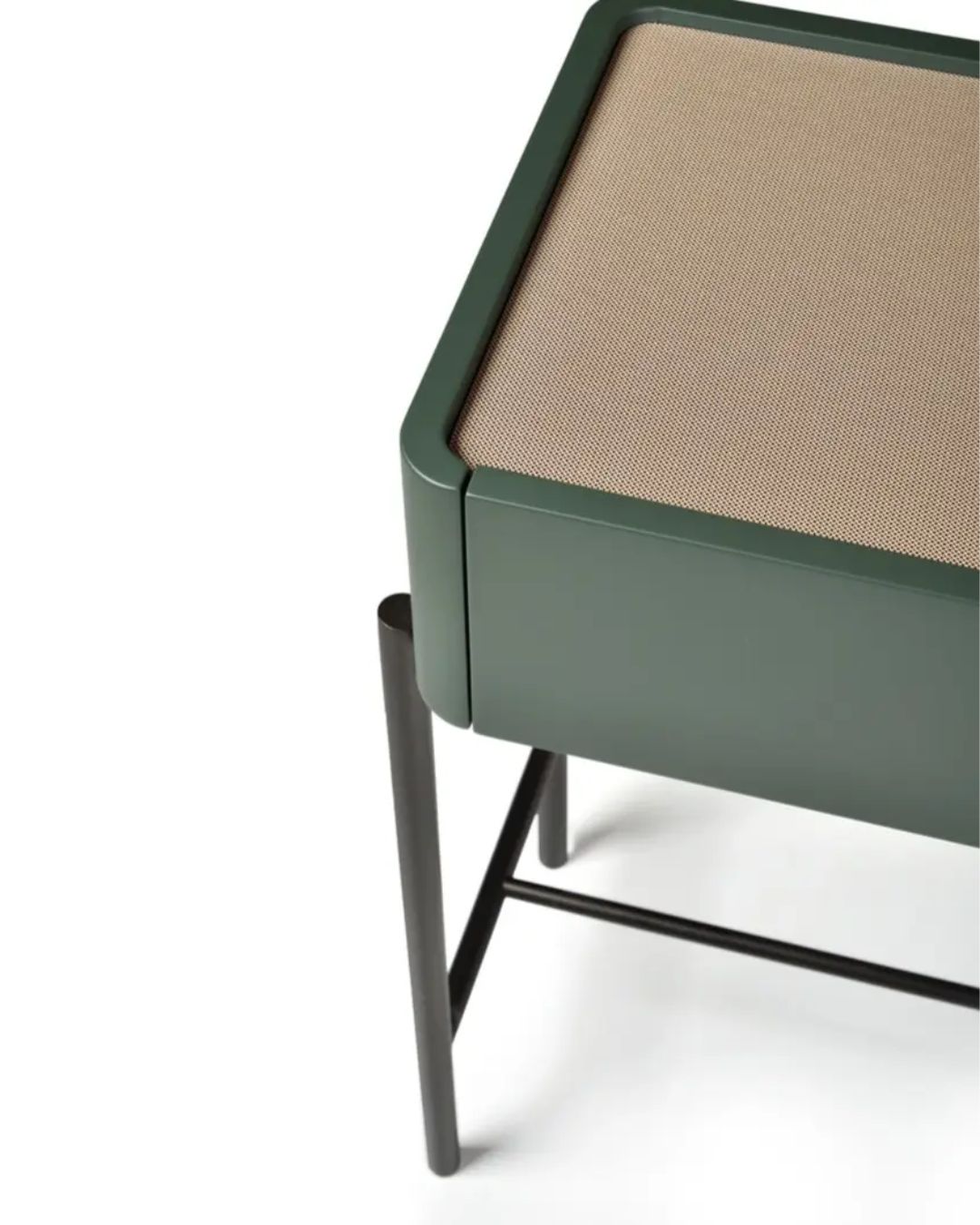 Modernaus dizaino tamsiai žalia konsolė su metalinėmis kojelėmis ir aukso spalvos keramikiniu stalviršiu