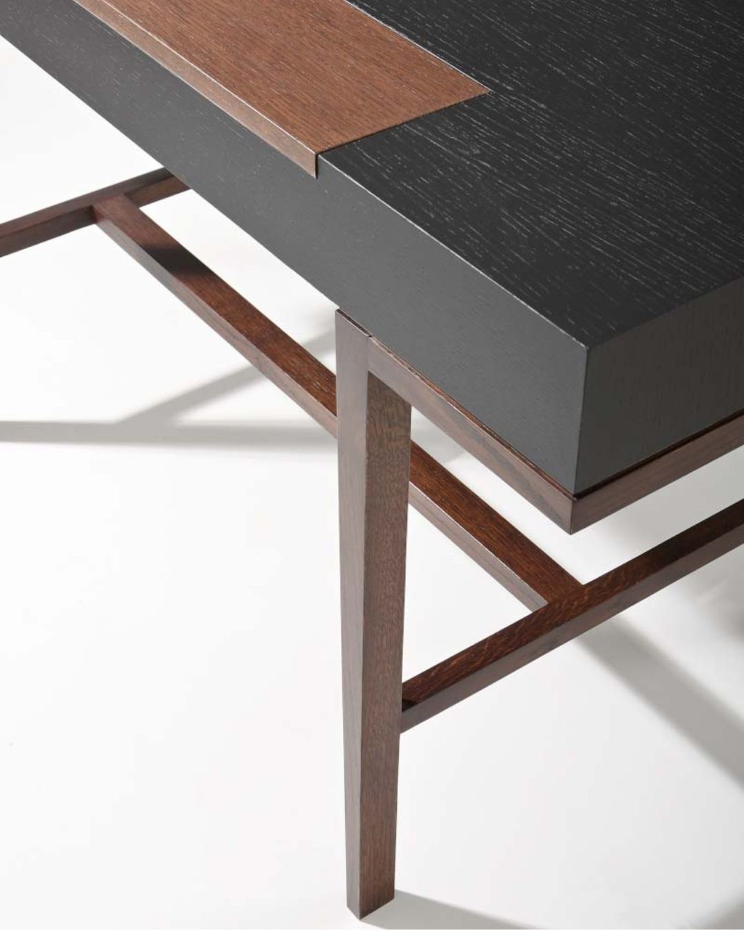 Klasikinio stalo darbo stalas su medinėmis kojelėmis ir tamsiu dažyto MDF stalviršiu