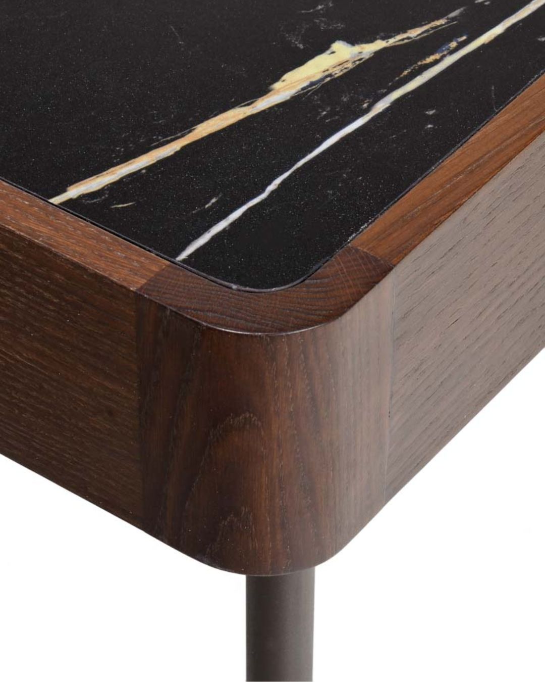 „Darbo stalas AXEL METAL su tamsaus medžio korpusu, trimis stalčiais ir juodomis metalinėmis kojelėmis, matomas iš priekio balto fono aplinkoje