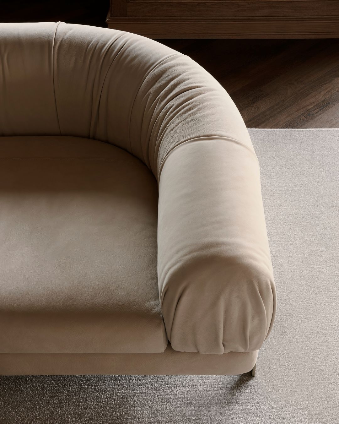 Moderni sofa CRUMBLE su apvalintais porankiais, dviem nugaros pagalvėmis ir plonomis metalinėmis kojelėmis - nuotrauka iš arti