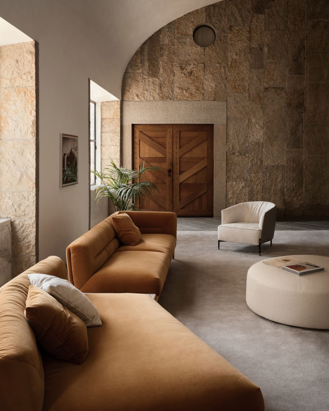 Moderni Art Deco stiliaus oranžinės spalvos veliūrinė sofa su plonomis metalinėmis kojelėmis