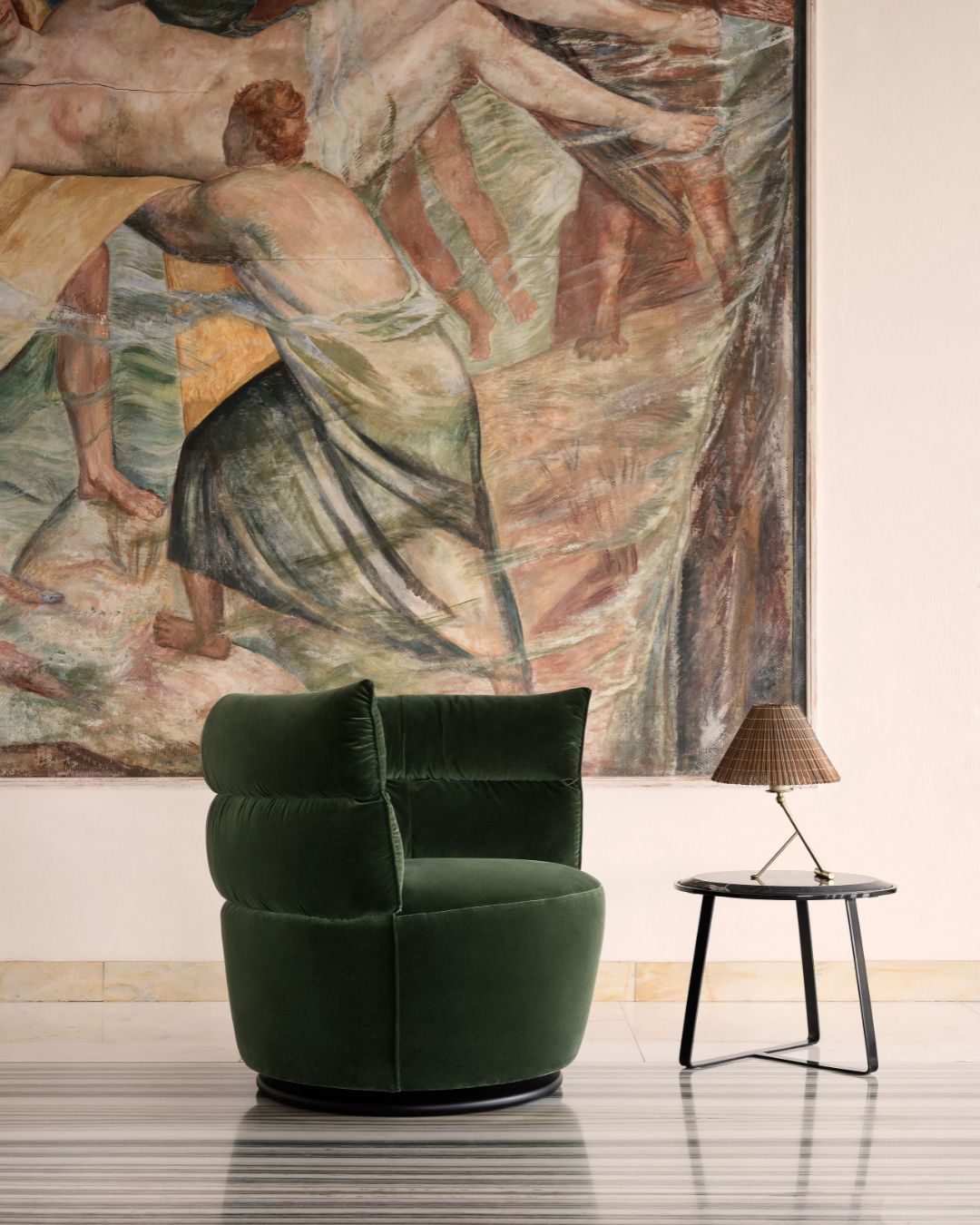 Žalias veliūrinis art deco stiliaus fotelis - nuotrauka interjere