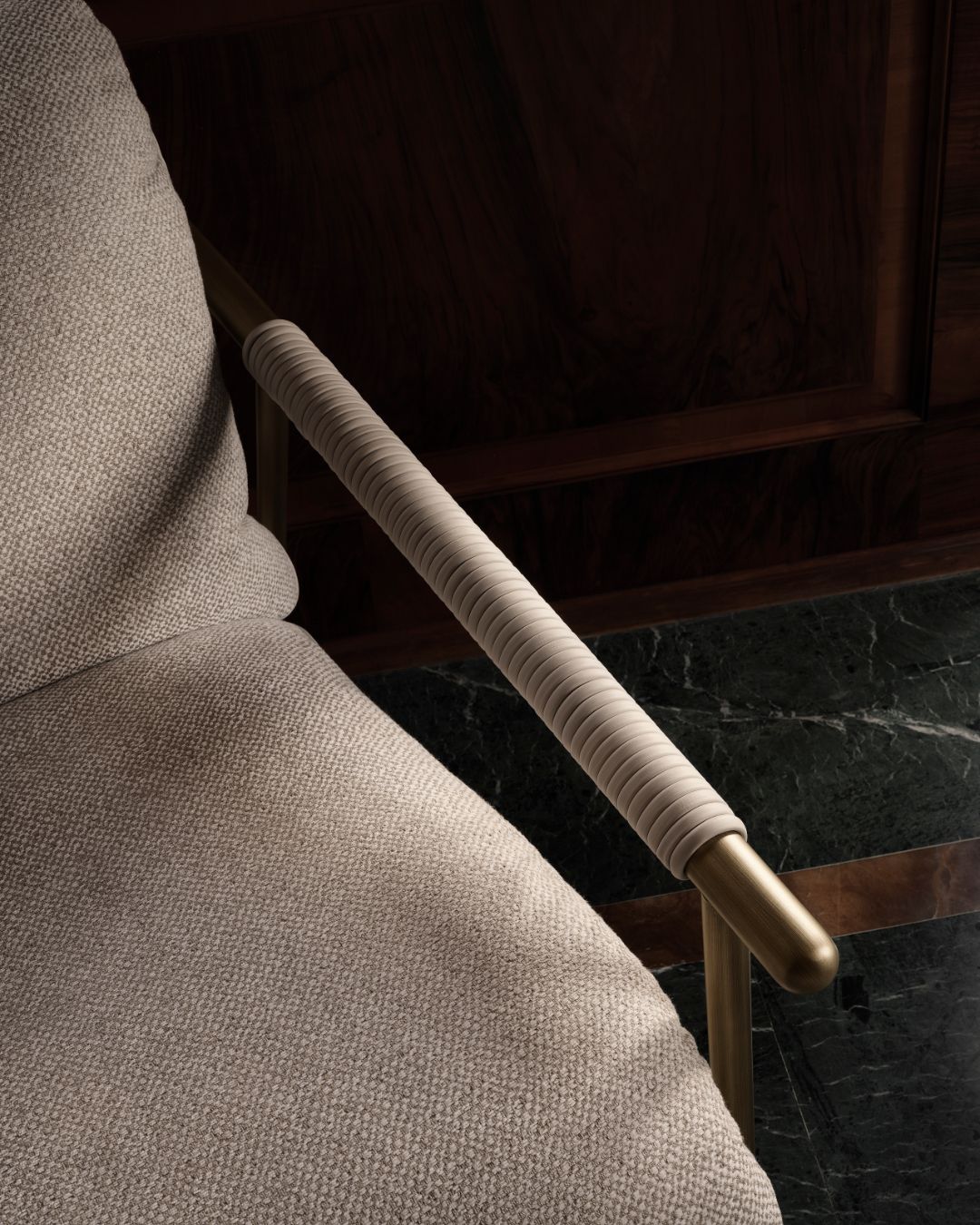 Art deco stiliaus baltas fotelis metalinėmis kojelėmis - nuotrauka interjere