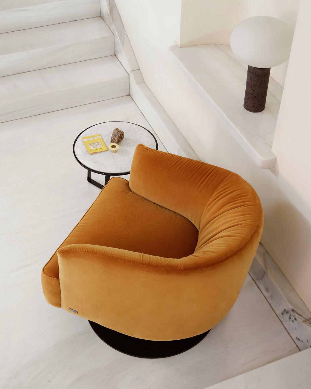 Ryškios oranžinės spalvos fotelis su porankiais su besisukančiu mechanizmu - nuotrauka interjere