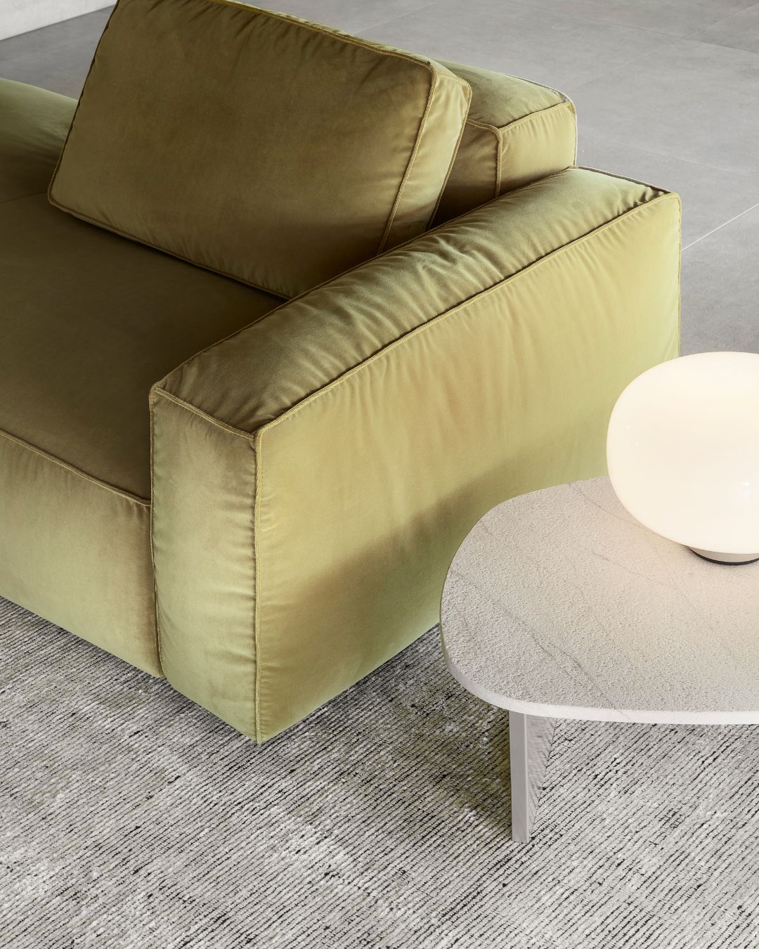 Modulinė sofa Cairoli, šviesiai žalios spalvos. Nuotrauke interjere iš arti