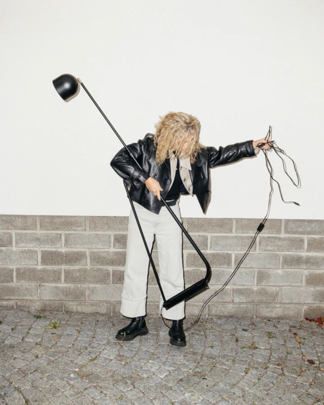 Juodos spalvos sieninis šviestuvas su reguliuojamu metaliniu rėmu ir pasuktiniu gaubtu