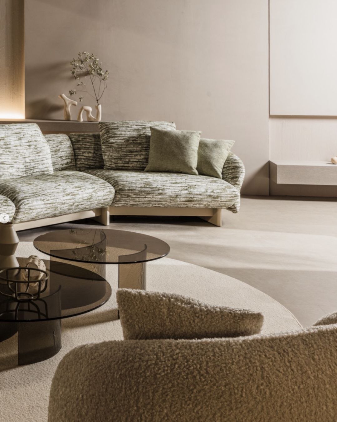 Moderni sofa Fleur margu audiniu - nuotrauka interjere