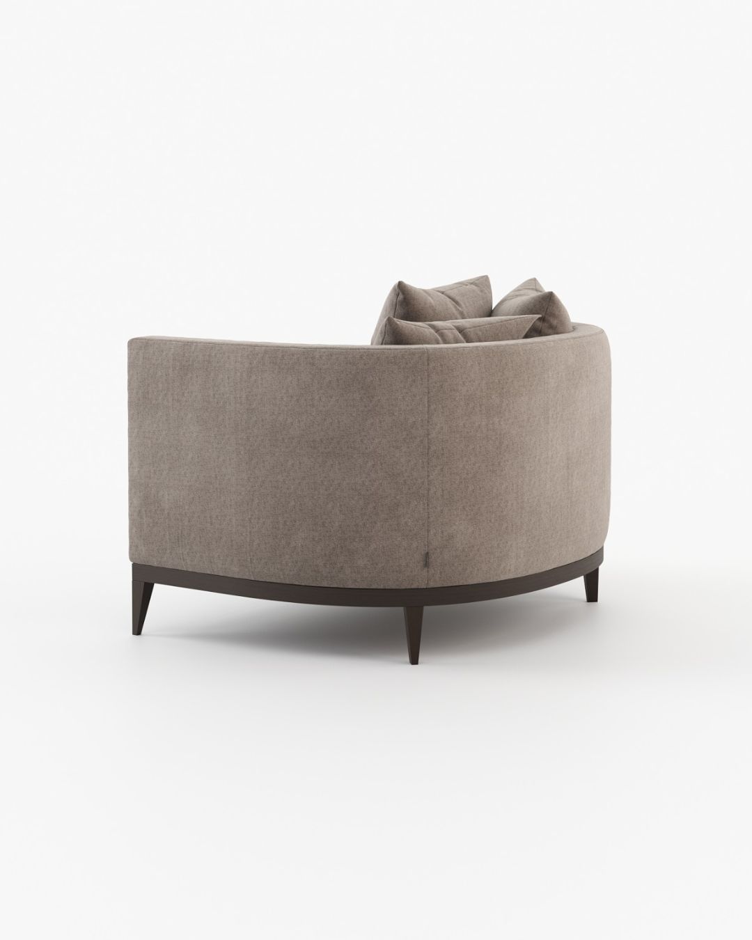 Klasikinio dizaino rudos spalvos masyvus fotelis baltame fone