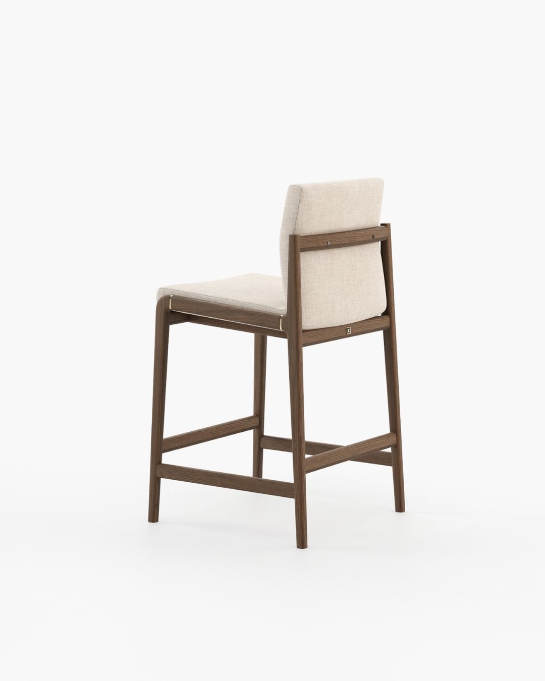 Pusbario kėdė mediniu rėmu ir šviesiu audiniu baltame fone