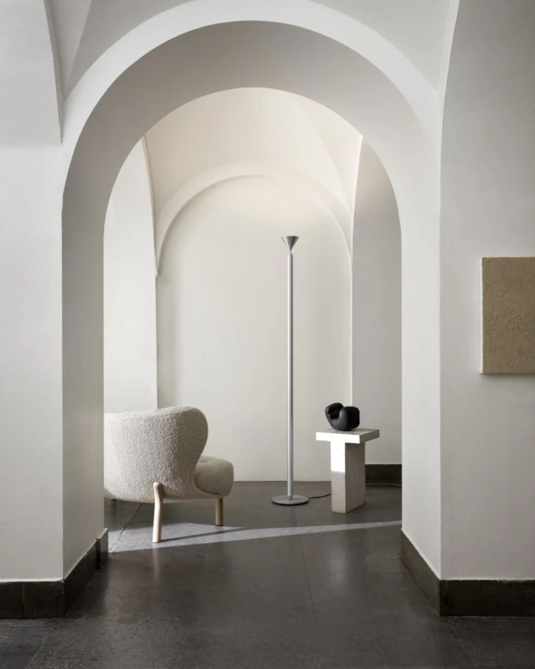 Aukštas, minimalistinio dizaino pastatomas šviestuvas Apollo 180 iš aliuminio