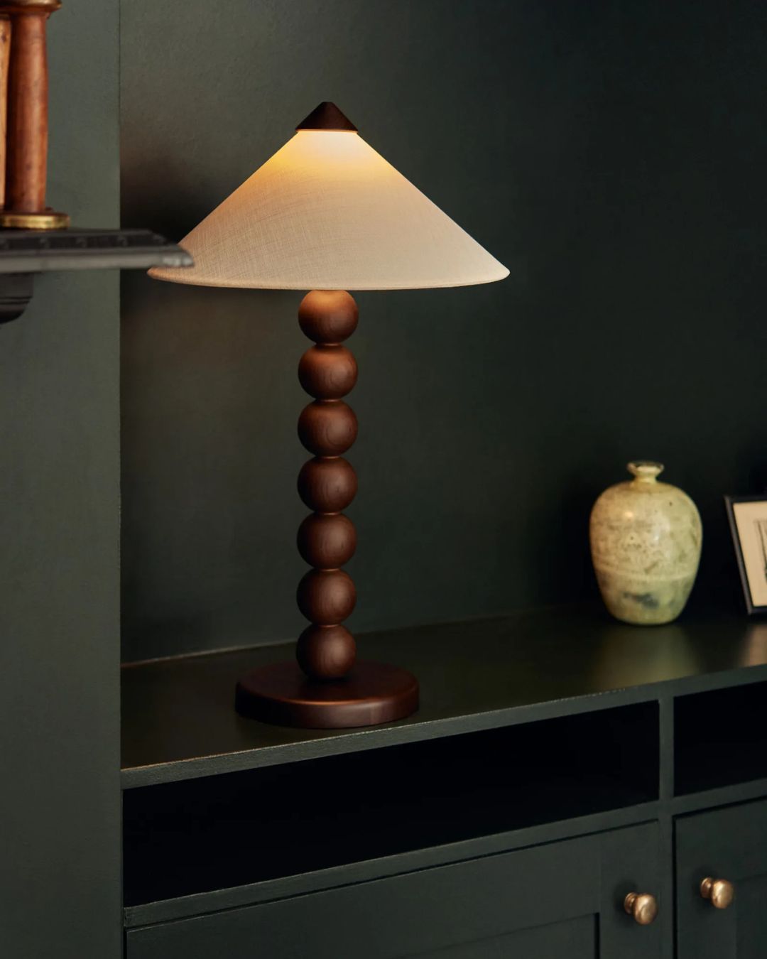 Archie stalinis šviestuvas – bazė iš dūminio ąžuolo, konusinis tekstilinis gaubtas su mediniu dangteliu