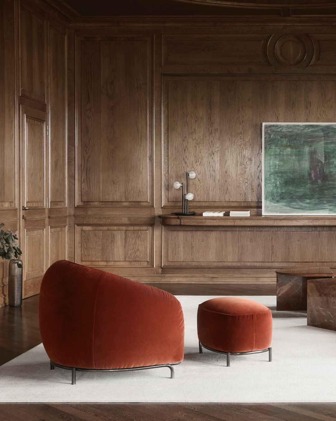 Nest fotelis iš Nicoline – apvalių, apgaubiančių formų, su žemu atlošu ir metalinėmis kojelėmis