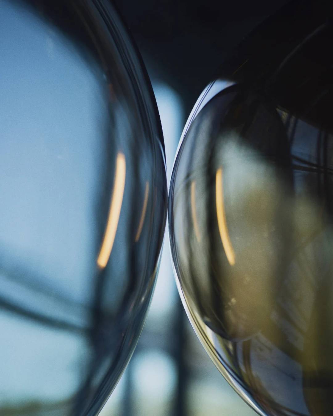 Burbulo formos pakabinamas šviestuvas su dūminto stiklo gaubtu