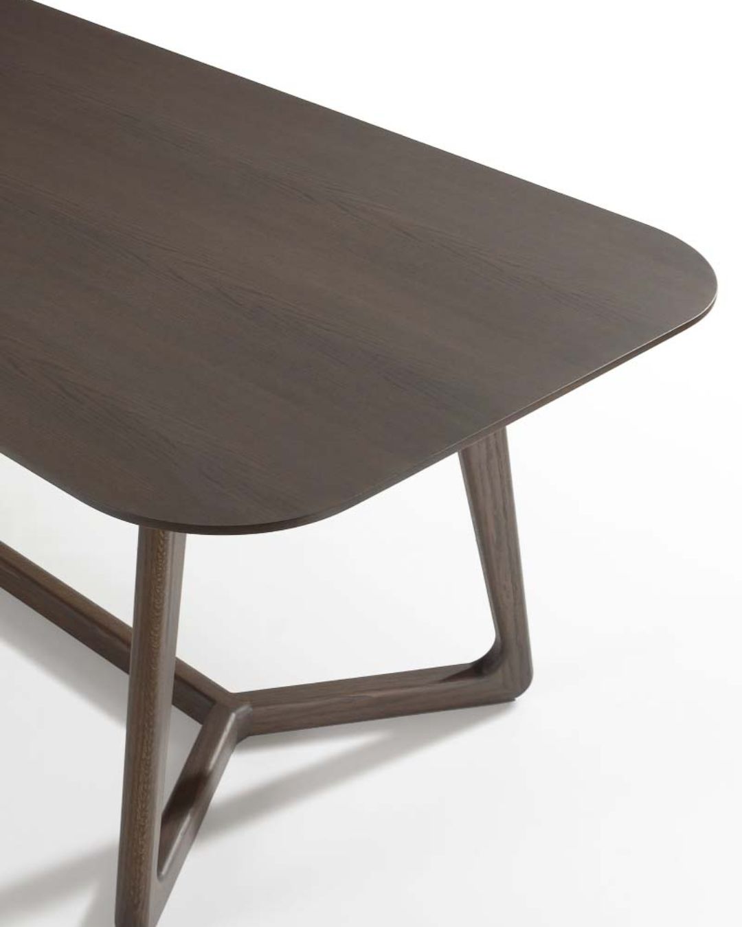 Stačiakampio formos valgomojo stalas su mediniu stalviršiu - nuotrauka iš arti