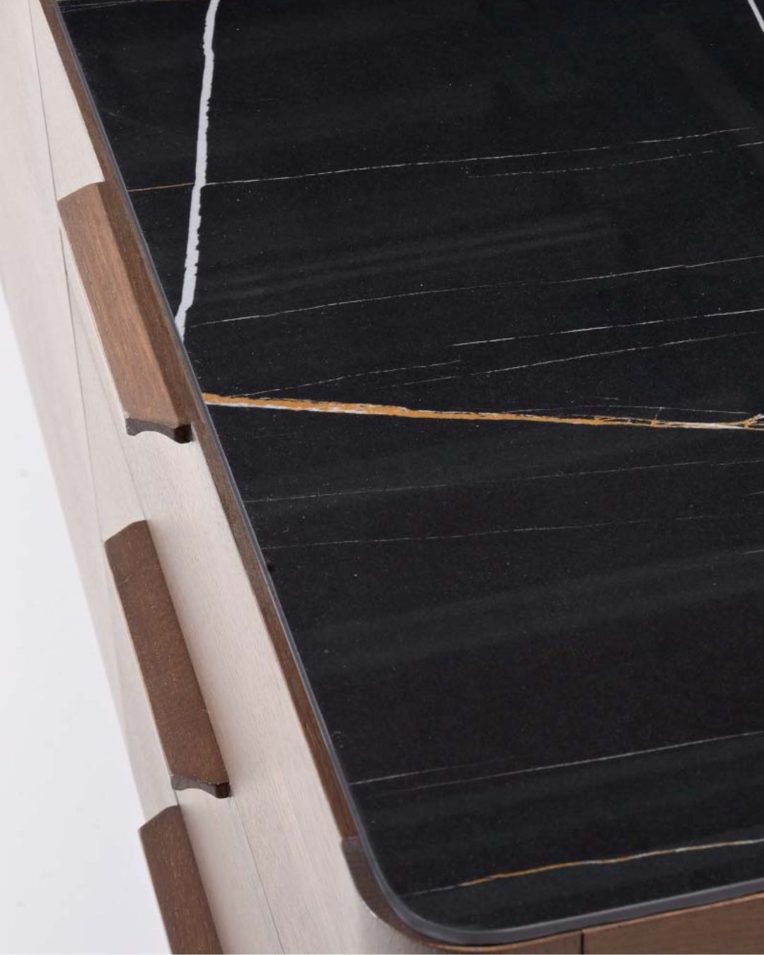 Klasikinio stiliaus komoda iš medžio su spintelėmis ir stalčiais. Stalviršis - juoda keramika