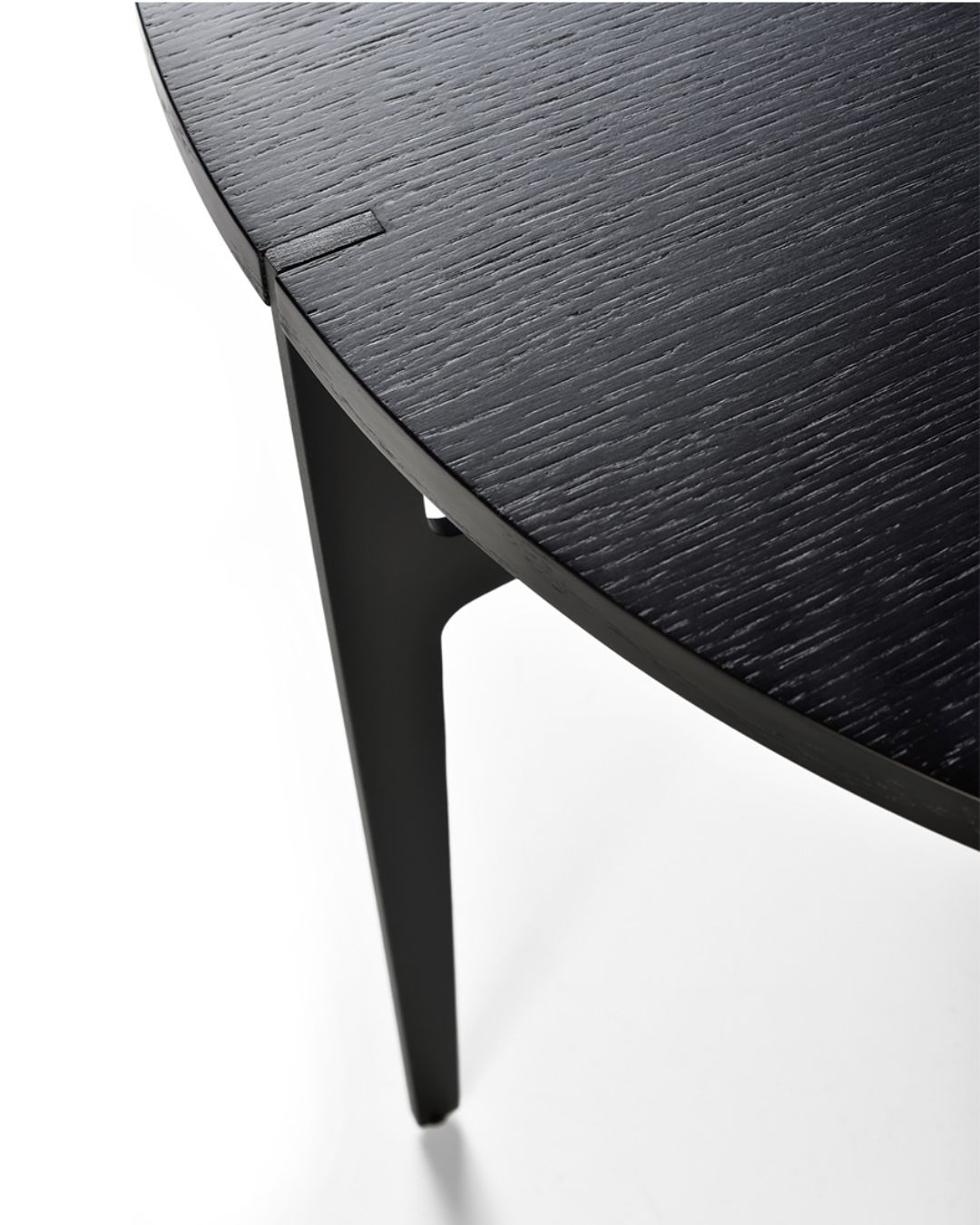 Minimalistinio dizaino kavos staliukai su aukštomis metalinėmis kojelėmis ir apvaliu stalviršiu