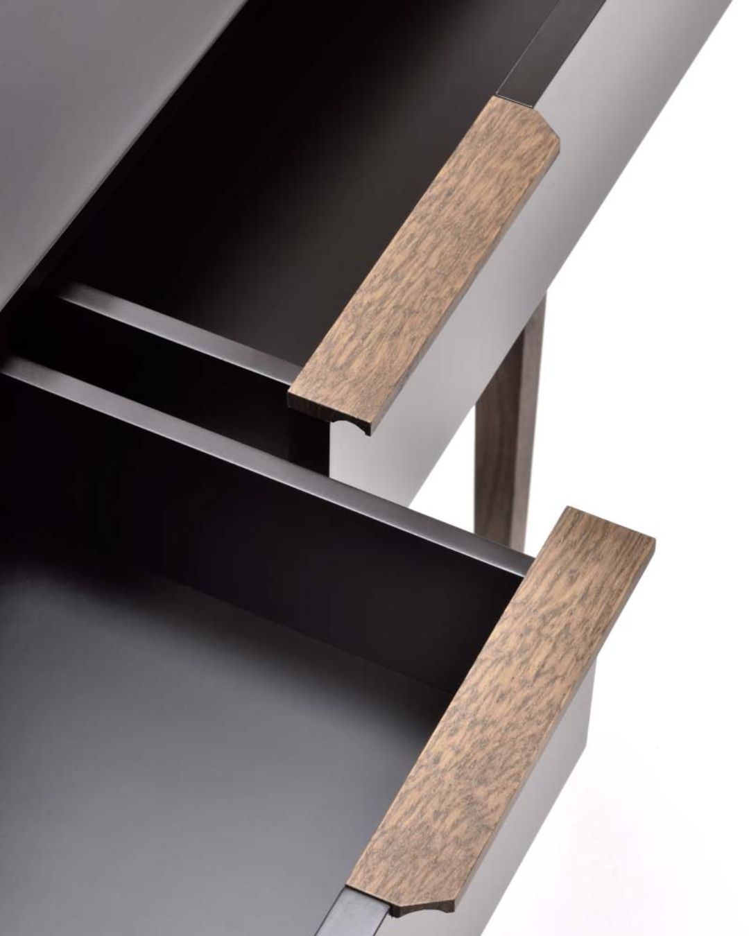 Klasikinio dizaino konsolė su medinėmis kojelėmis ir tamsia apdaila