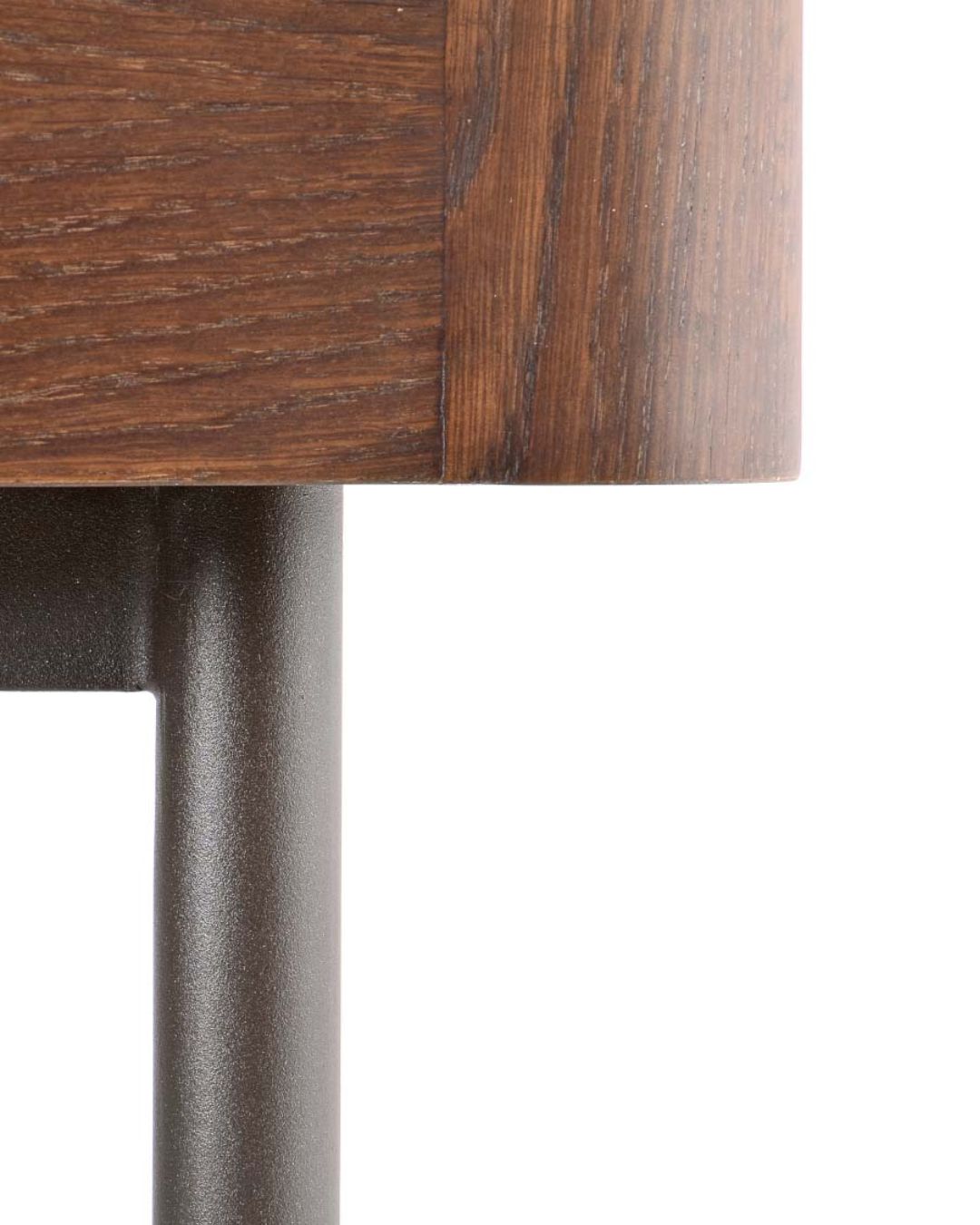 „Darbo stalas AXEL METAL su tamsaus medžio korpusu, trimis stalčiais ir juodomis metalinėmis kojelėmis, matomas iš priekio balto fono aplinkoje