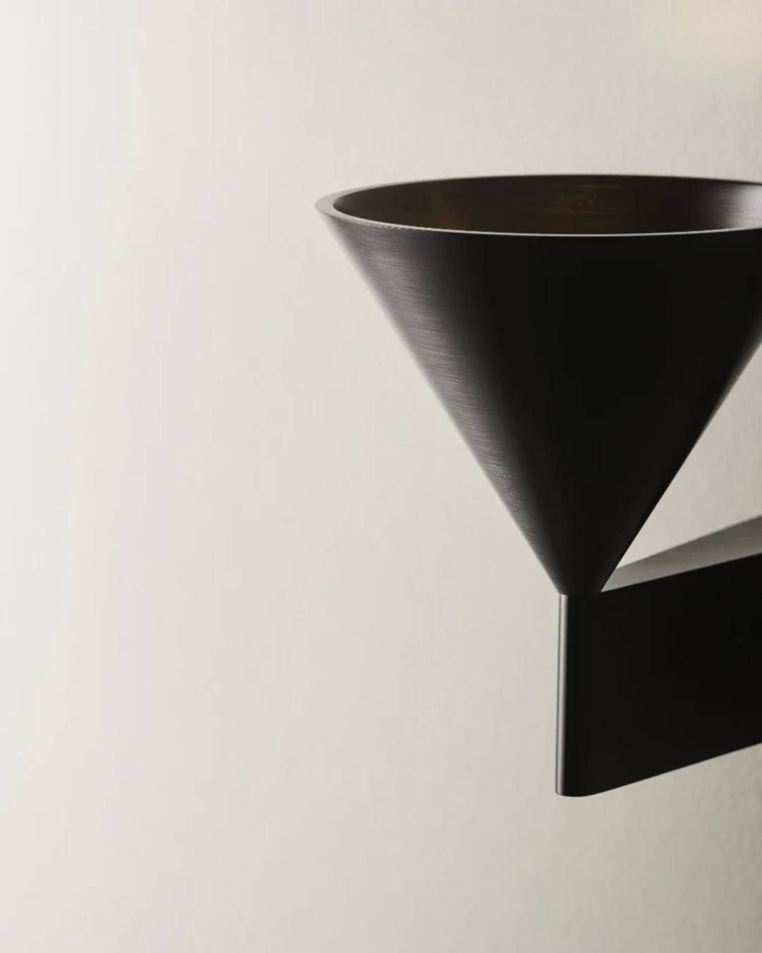 Sieninis šviestuvas Apollo 14 iš šlifuoto aliuminio – modernus, konusinės formos dizainas, montuojamas ant sienos