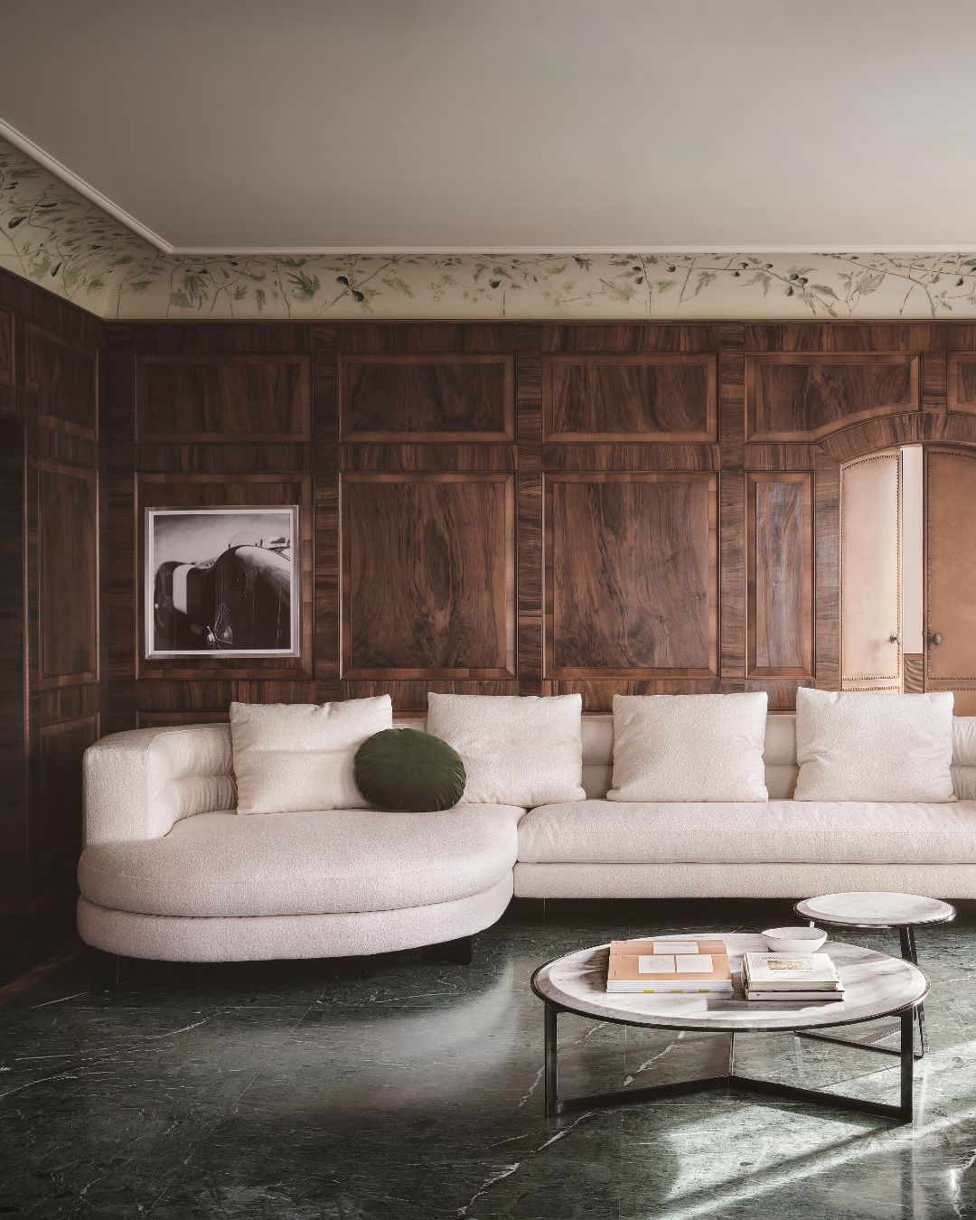 Balta kampinė sofa apvalintais kampais - nuotrauka interjere