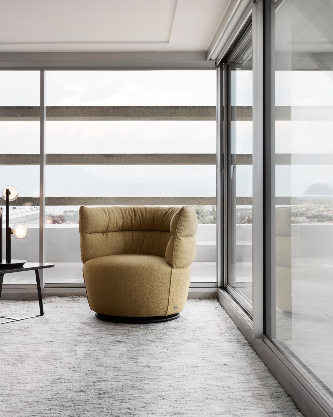 Gelsvas art deco stiliaus fotelis - nuotrauka interjere