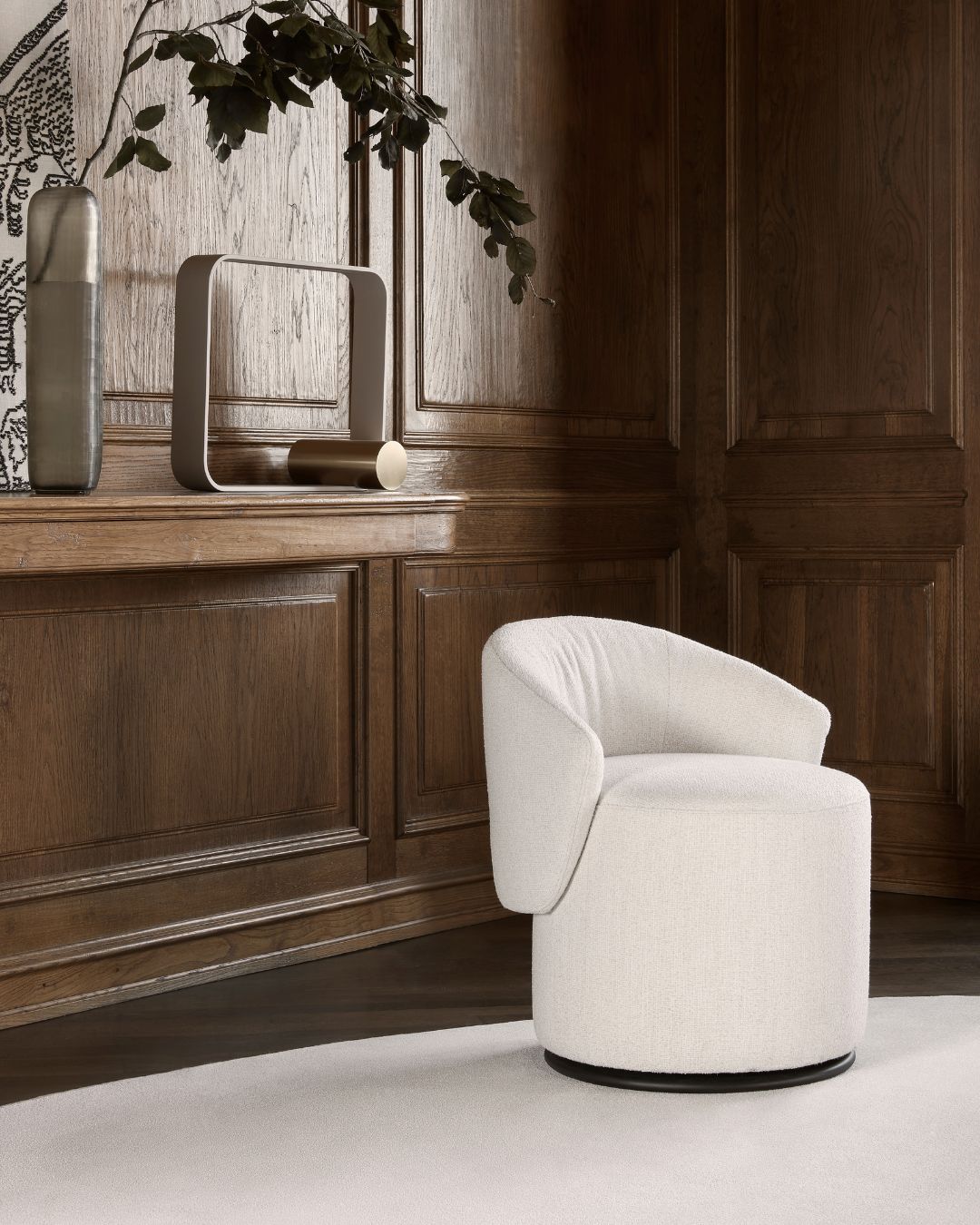 Baltas fotelis - nuotrauka interjere