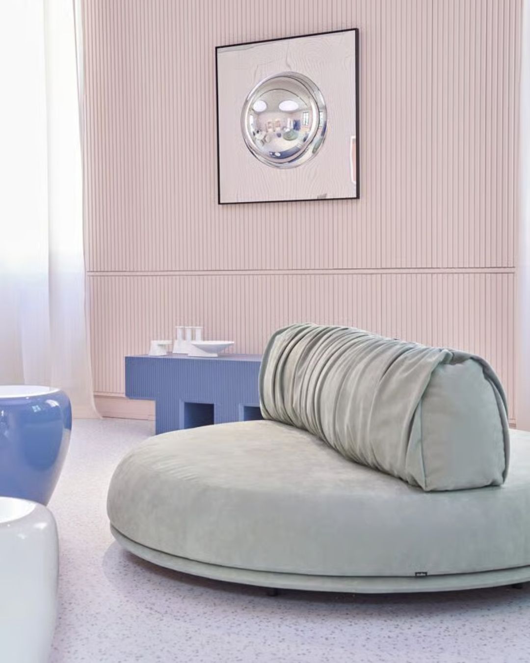 Moderni sofa Break pasteliniame interjere