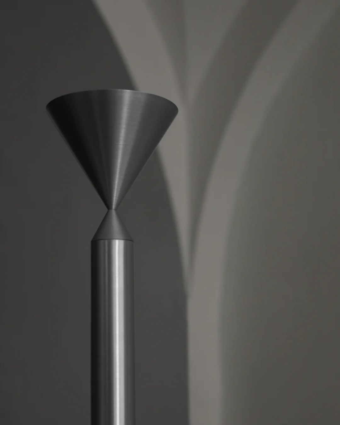 Aukštas, minimalistinio dizaino pastatomas šviestuvas Apollo 180 iš aliuminio