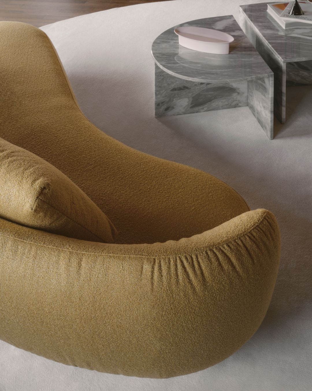 Lenktų fornų itališka sofa su pranbangiu audiniu