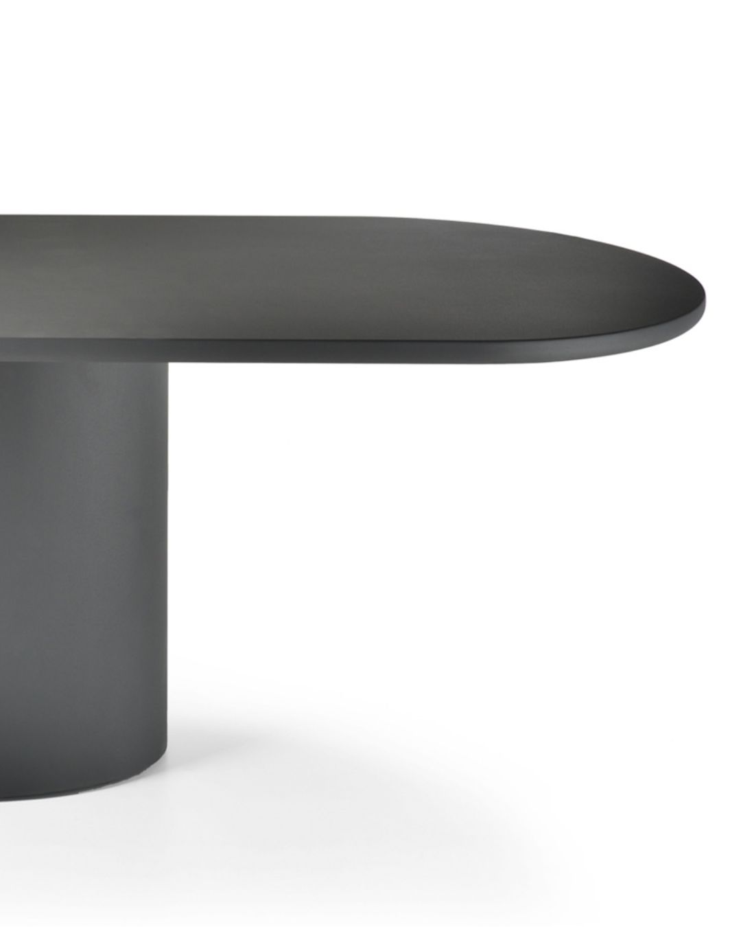 Juodos spalvos valgomojo stalas iš mikrocemento