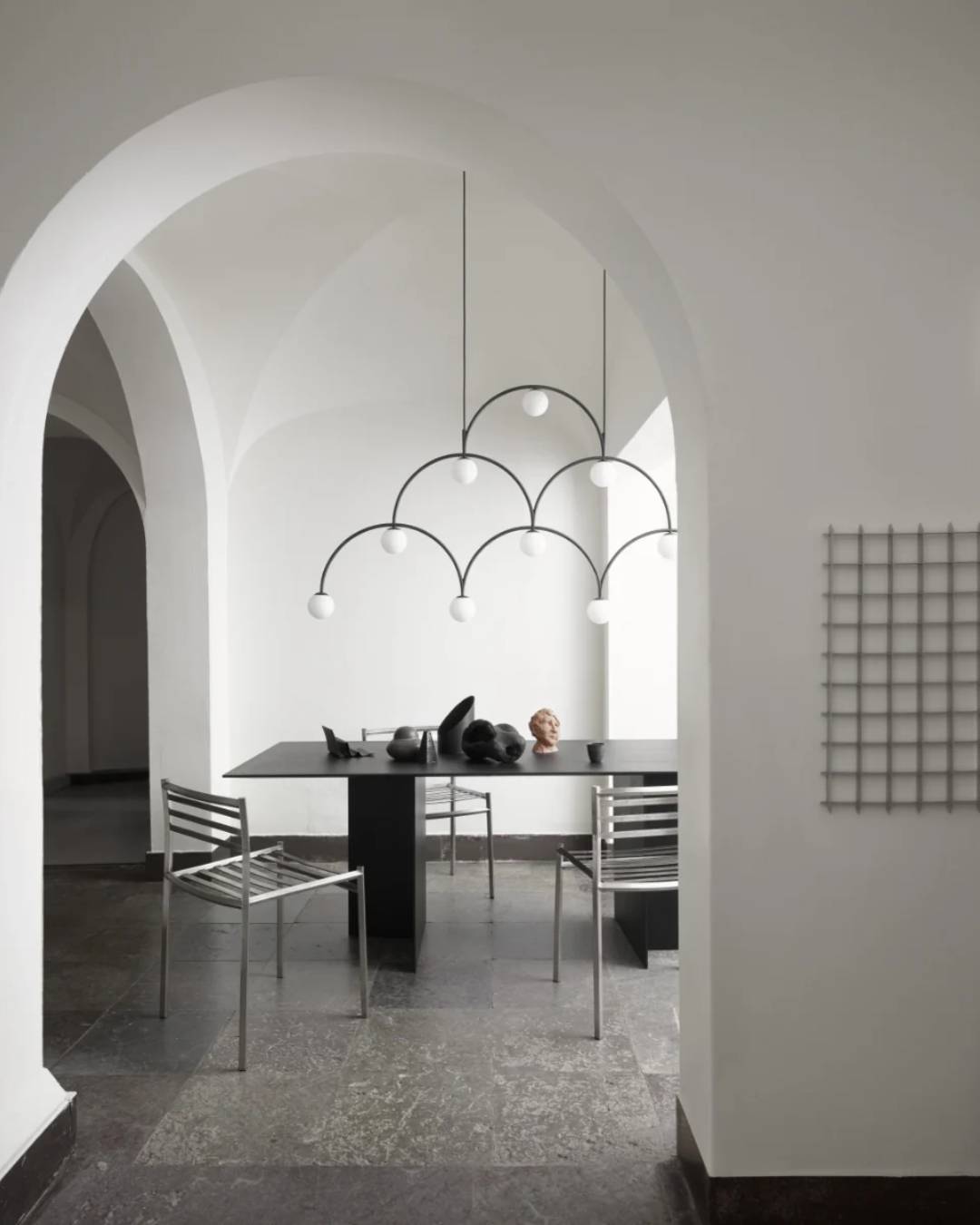 Žaismingų formų pakabinamas šviestuvas su juodo metalo korpusu ir opaliniais stiklais