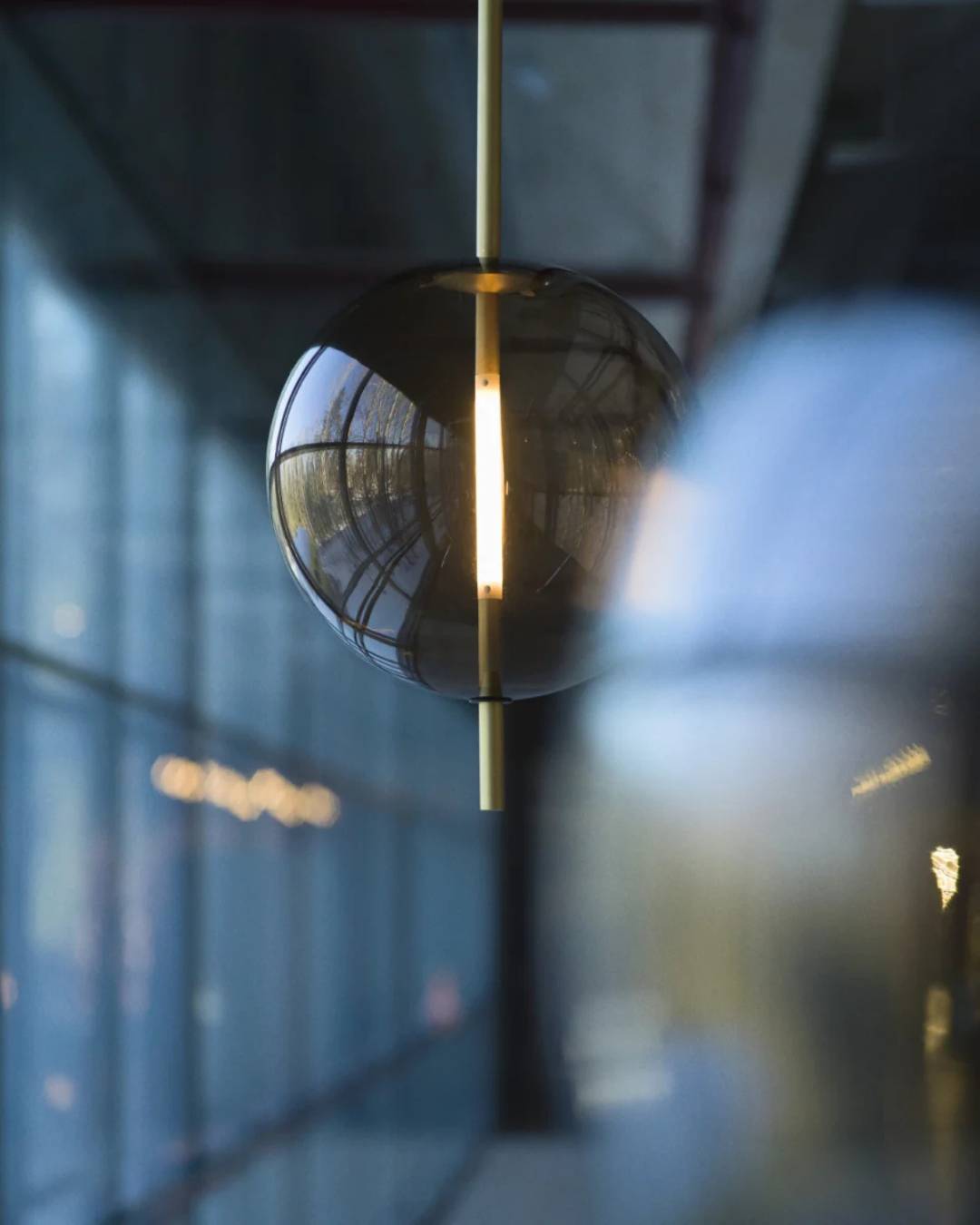 Burbulo formos pakabinamas šviestuvas su dūminto stiklo gaubtu