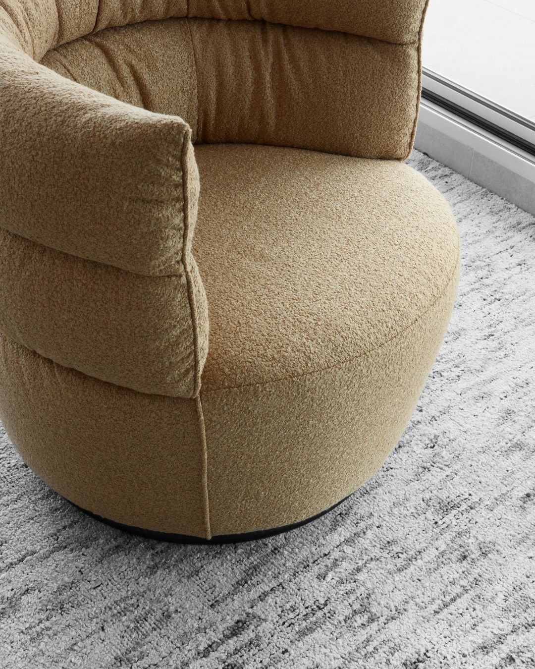 Gelsvas art deco stiliaus fotelis - nuotrauka interjere