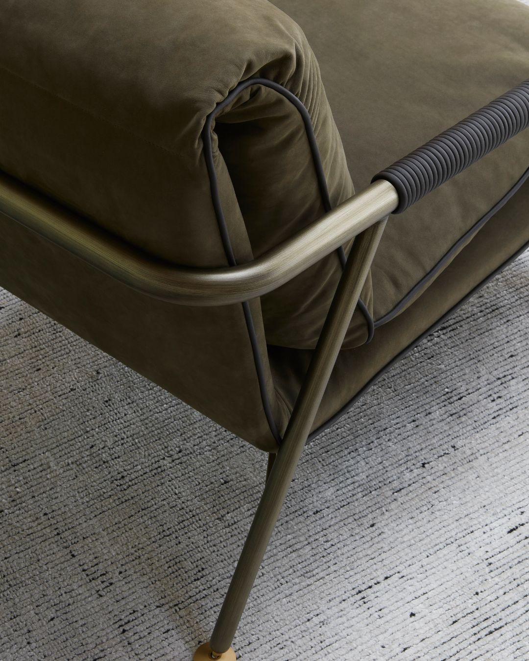 Art deco stiliaus žalias fotelis metalinėmis kojelėmis - nuotrauka interjere