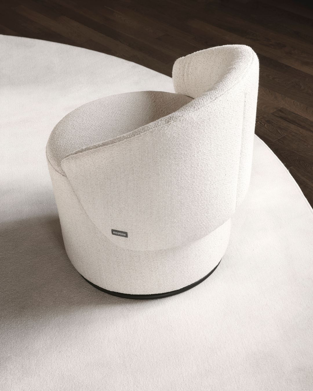 Baltas fotelis - nuotrauka interjere