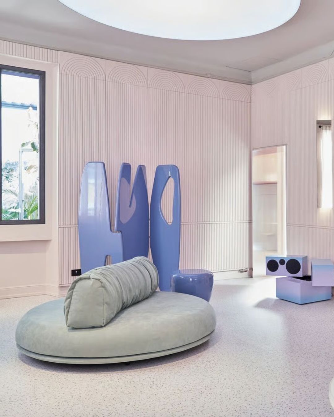 Moderni sofa Break pasteliniame interjere