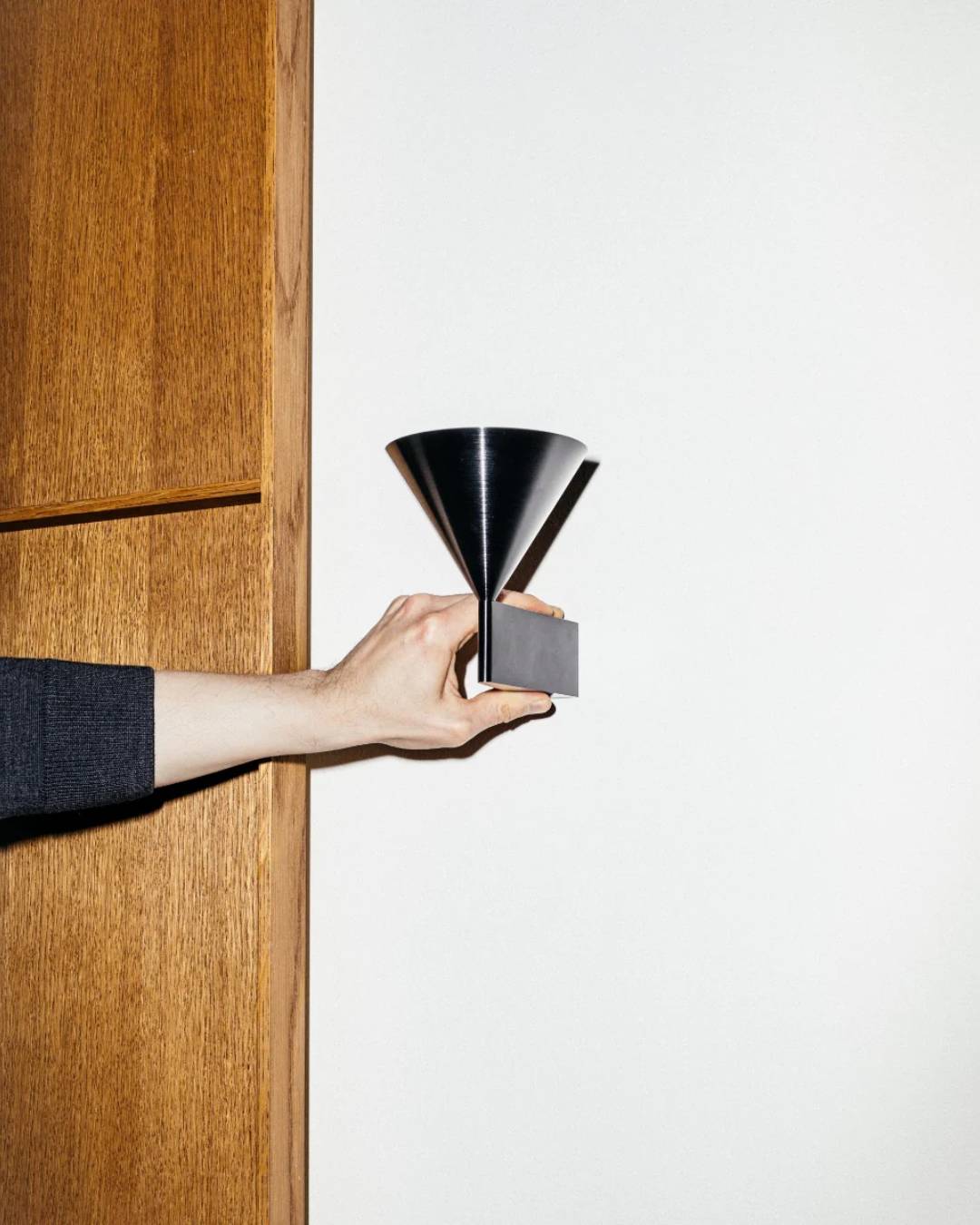 Sieninis šviestuvas Apollo 14 iš šlifuoto aliuminio – modernus, konusinės formos dizainas, montuojamas ant sienos