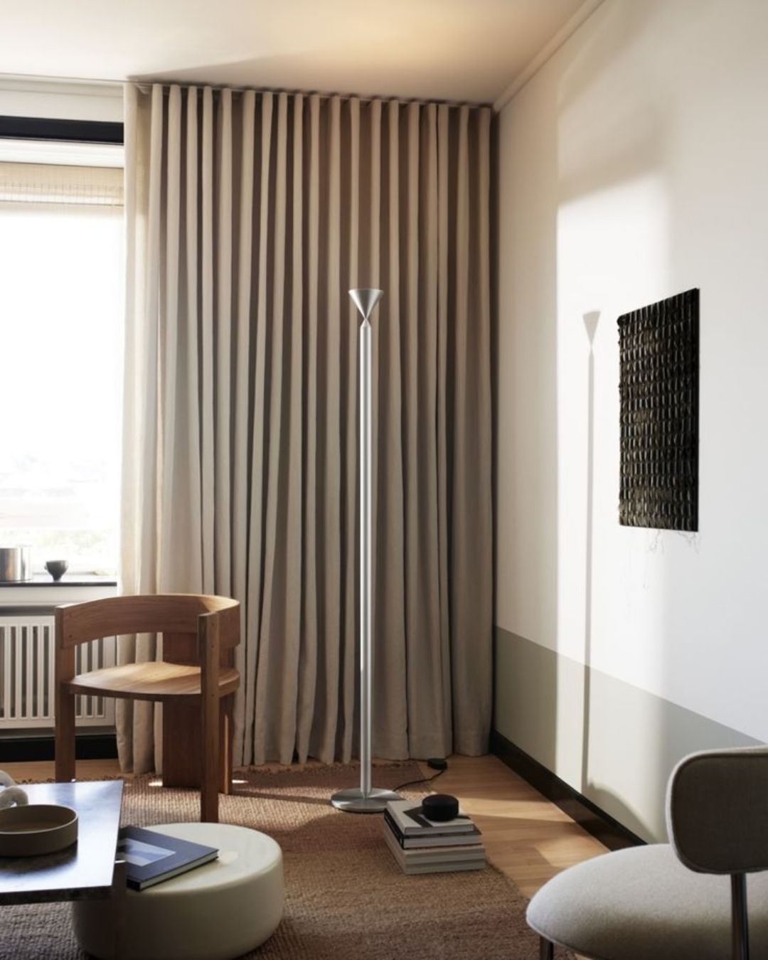 Aukštas, minimalistinio dizaino pastatomas šviestuvas Apollo 180 iš aliuminio